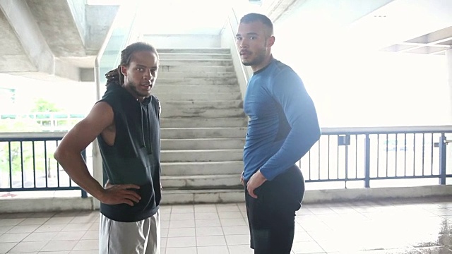 两个年轻人在锻炼，跑上楼梯视频素材