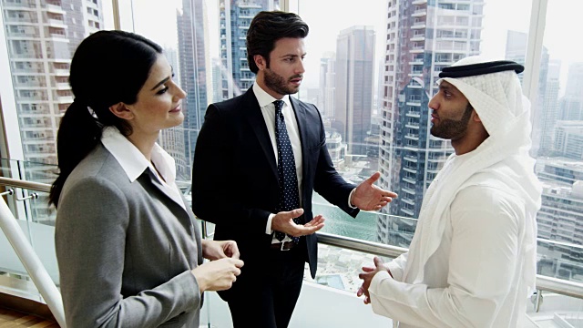 男女中东国际商务团队会议视频下载