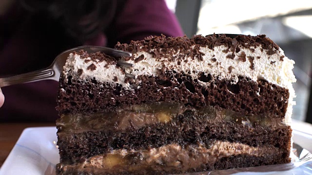 慢镜头里和人们一起吃一块巧克力蛋糕视频素材