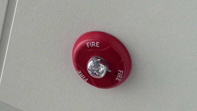 天花板上的火警警示灯的特写镜头视频素材