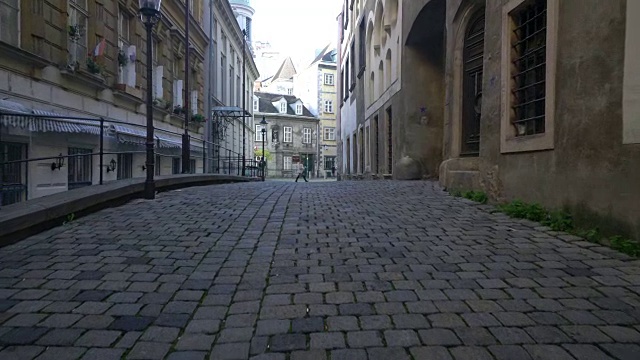 一个城里人走在街上视频下载