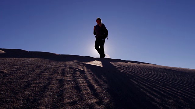 女人徒步穿越干旱极端地形沙漠沙地视频下载