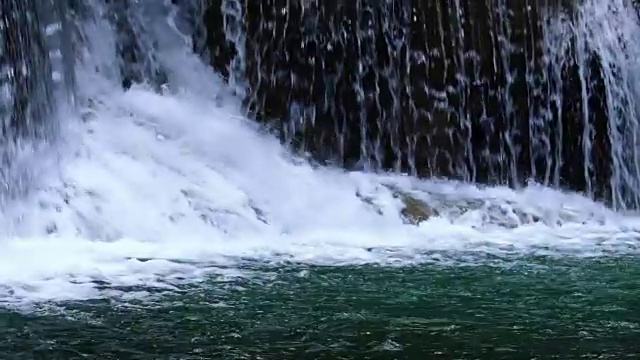 慢动作水:在泰国的瀑布静水，怀美卡明。视频素材