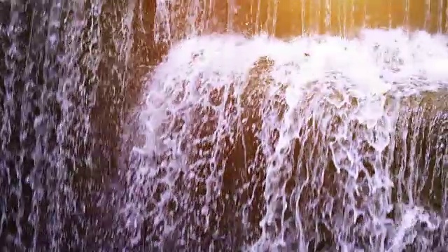 慢动作水:在泰国的瀑布静水，怀美卡明。视频素材