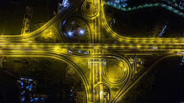 空中延时视频:惊人的夜间交通在高速公路路口，头顶拍摄视频下载