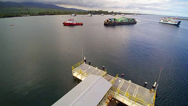 在松巴瓦波托塔诺港的集装箱船视频下载