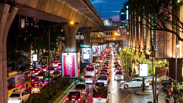 泰国城市夜间交通和城市生活的高角度视图视频素材