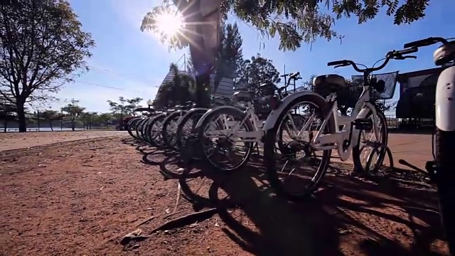 自行车停车场供游客租用。视频素材