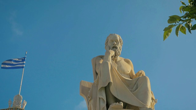 古希腊哲学家苏格拉底以希腊国旗为背景，思考生命的意义。视频下载