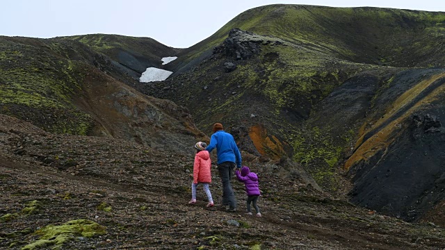 一家人在冰岛Landmannalaugar徒步旅行视频素材