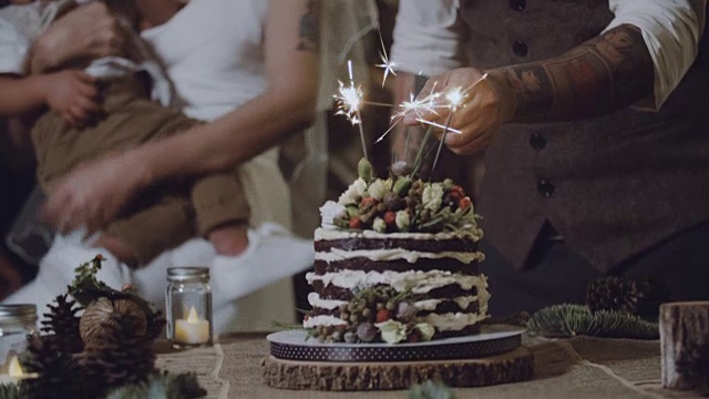 特写:婚礼蛋糕与烟花在派对视频下载
