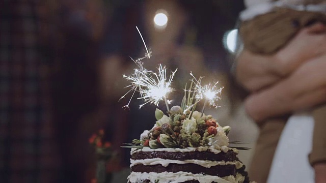 特写:婚礼蛋糕与烟花在派对视频下载
