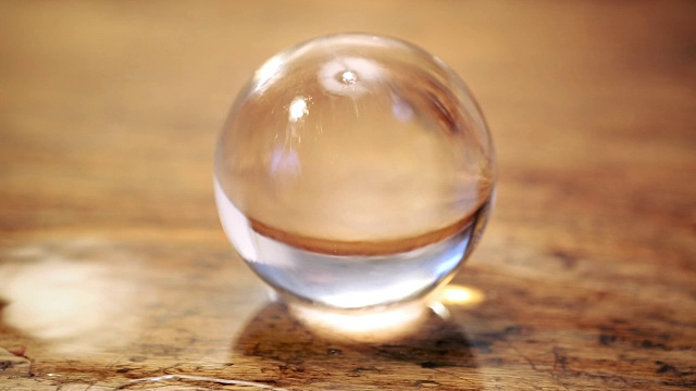 玻璃球与自来水的画面视频下载