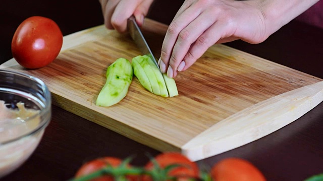 女人切黄瓜。女手切绿黄瓜环。视频下载