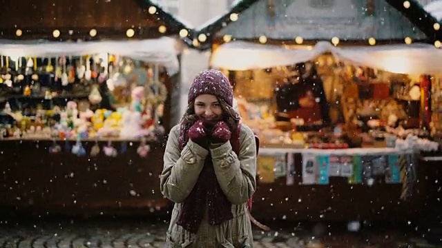 一个女人走在圣诞市场上视频素材