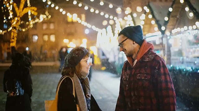 一对情侣在圣诞市场上接吻视频素材