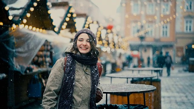 一个女人走在圣诞市场上视频素材