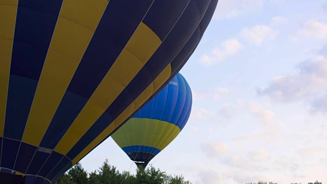 美丽的景色，彩色的热气球飞过树林，飞机视频素材