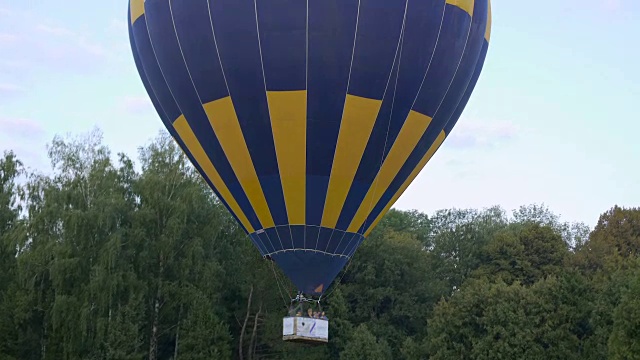 休闲旅游，乘热气球与旅客飞越地面，休闲娱乐视频素材