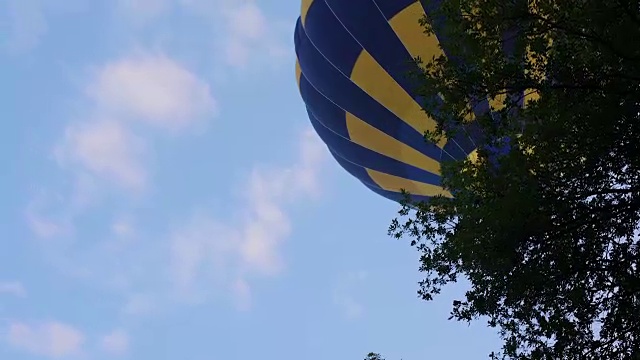 俯瞰美丽的热气球飞过树林，休闲活动视频素材