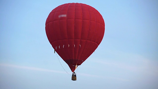 美丽无比的红色热气球在天空中自由飞翔视频素材