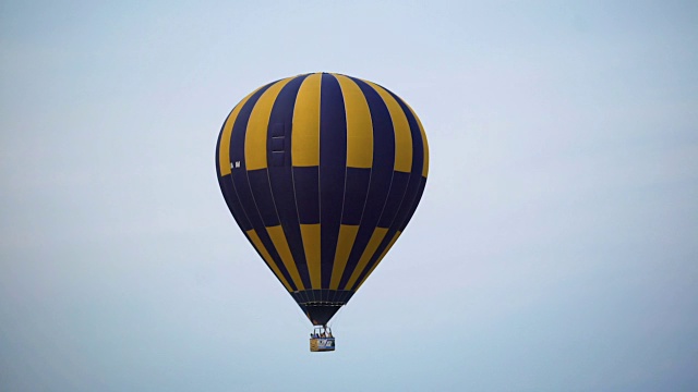五颜六色的热气球在天空中飞翔，自由极限运动，爱好视频素材