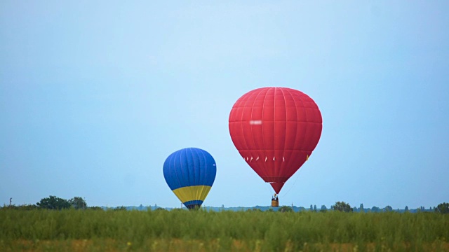 两个彩色的热气球准备软着陆，极限运动视频素材