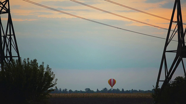 令人叹为观止的彩色热气球在日落时飞过田野视频素材