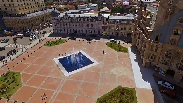 喷泉位于欧洲中部的巴统格鲁吉亚广场，炎炎夏日，度假胜地视频素材