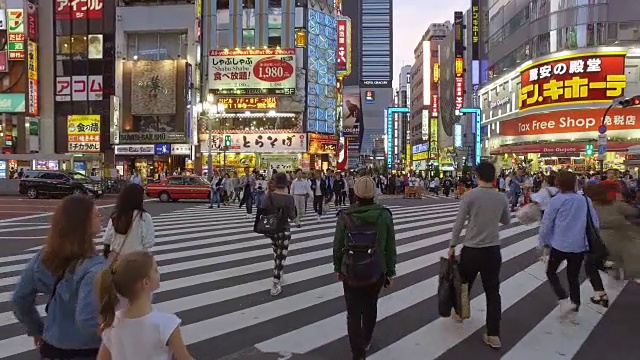 走在东京新宿的街道上视频下载