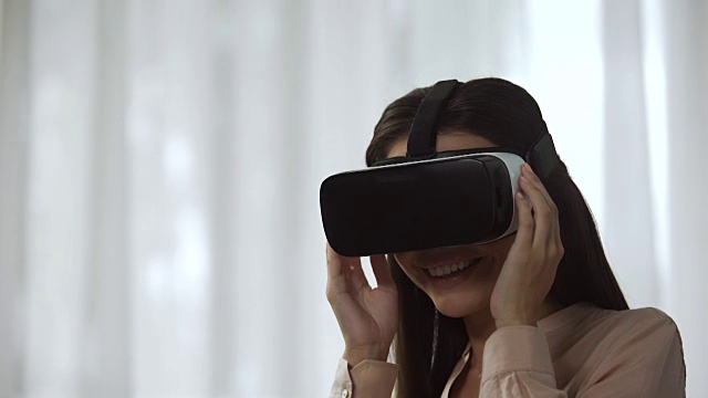 惊讶的女性在虚拟现实中玩视频游戏，在虚拟现实中旋转头部视频素材