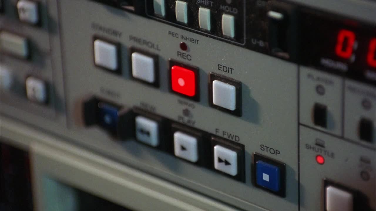 关闭角度的录像带甲板作为面对控制台是拉出然后推回来。录音设备可以放在电视台的控制室里。视频素材