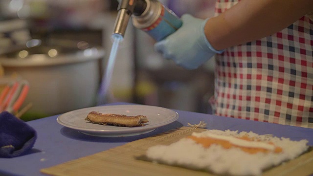 厨师用火把烧三文鱼寿司，日式料理视频素材