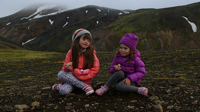 孩子们在冰岛的Landmannalaugar度假时开怀大笑视频素材