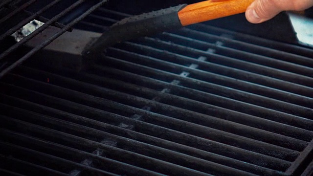 视频清洁烧烤在真正的慢动作视频素材