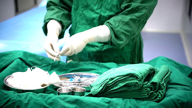 4K:手术室护士使用医疗器械、手术和急救概念的特写视频素材