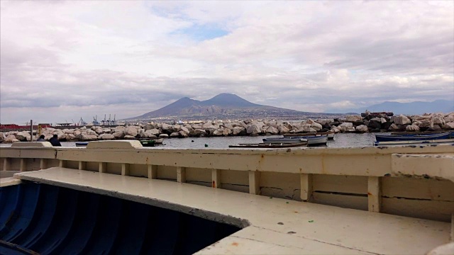 有岩石和船只的那不勒斯海滨视频素材