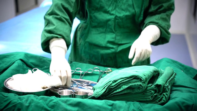 4K:手术室护士使用医疗器械、手术和急救概念的特写视频素材
