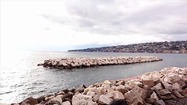 有岩石和船只的那不勒斯海滨视频素材