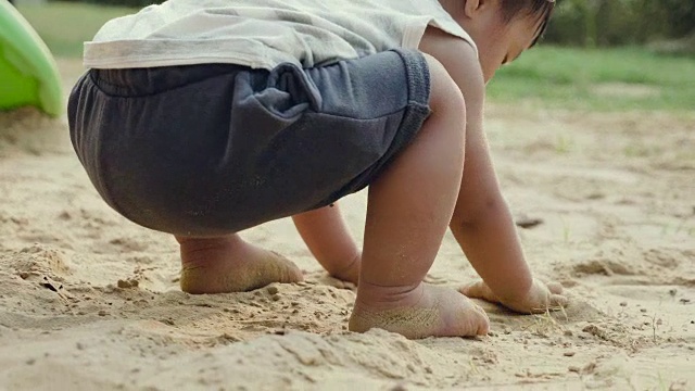 小男孩在玩沙子视频下载