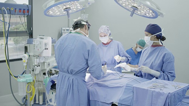 在医院里做手术的外科医生视频素材