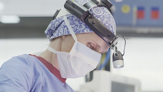 外科医生在手术中佩戴头灯和面罩视频素材