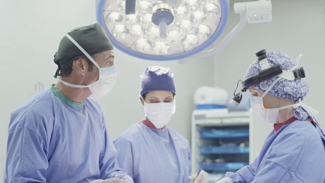 在手术室里进行手术的外科医生视频素材
