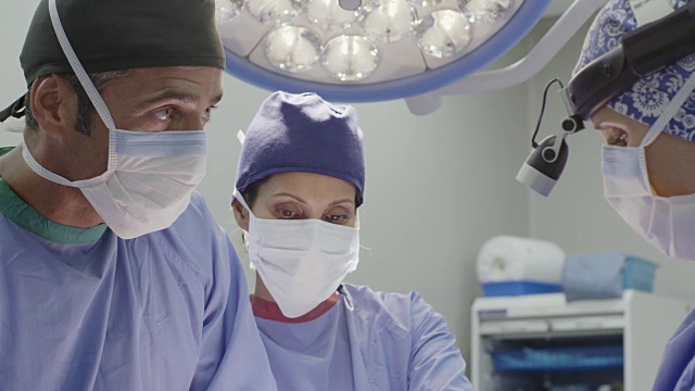 外科医生给病人做手术视频素材
