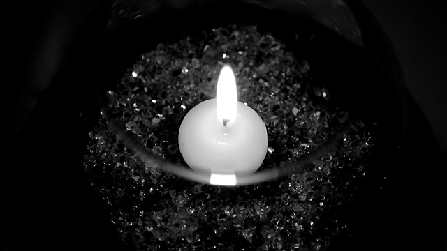 蜡烛是黑色背景上的黑色和白色视频下载