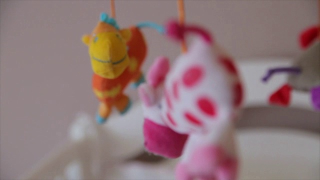 在婴儿床上纺婴儿玩具视频下载