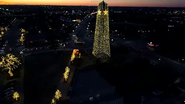 动态角度的圣诞假期发光的光表演在圆形岩石，得克萨斯州的小小镇视频下载