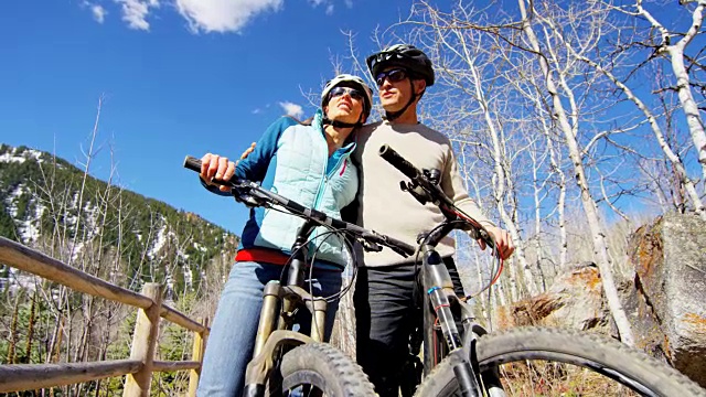 年轻的白种夫妇享受健康的户外自行车假期视频素材