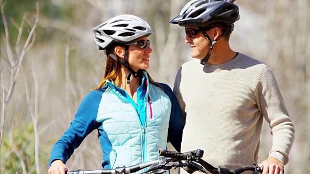 年轻的白种夫妇享受健康的户外自行车假期视频素材