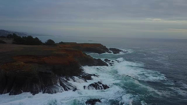 海浪冲击着岩石海岸视频素材